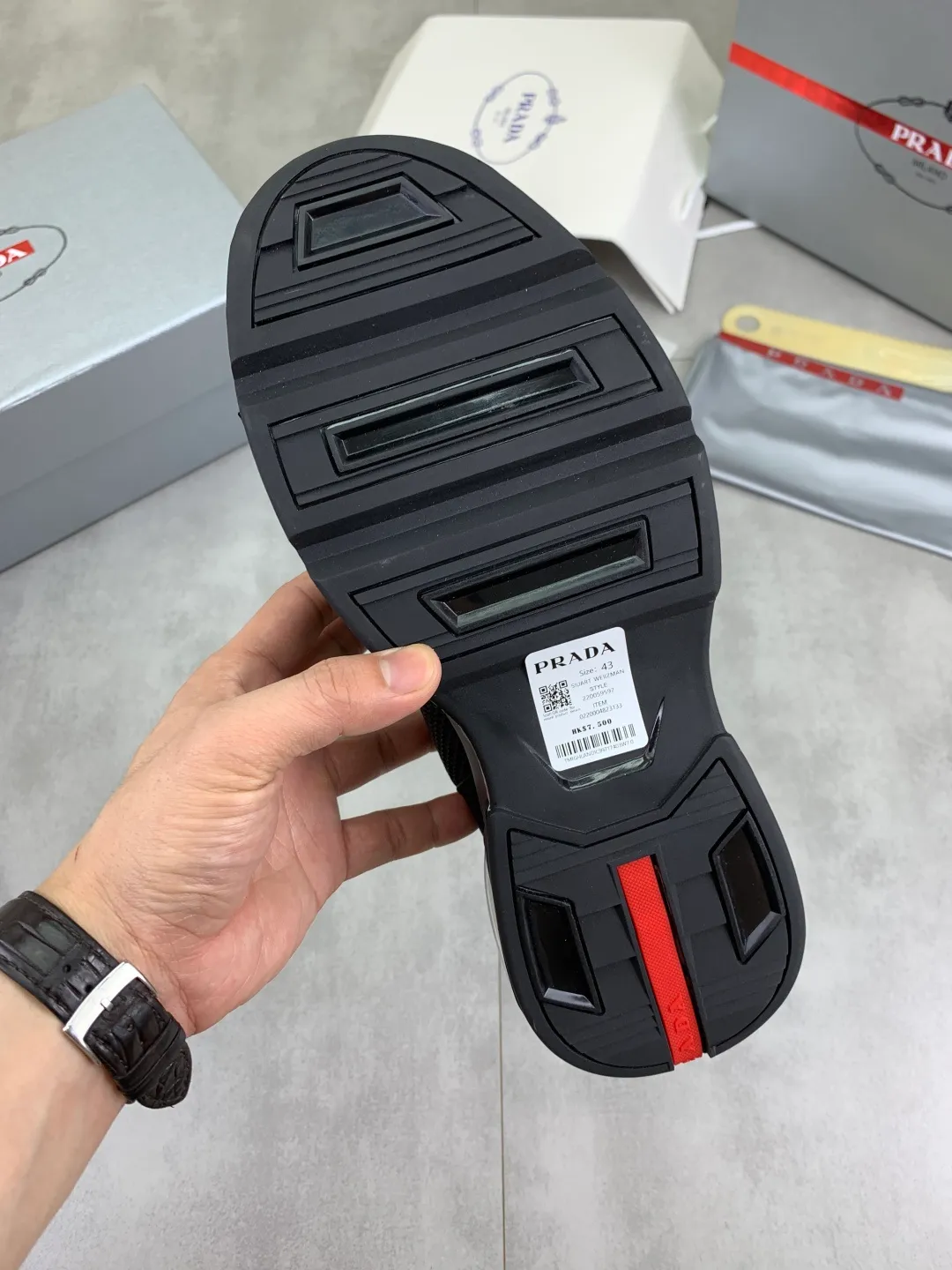 Men's men's shoes 💰P660 💰[New model] The top version is now available on the official website, 🆘 Air-cushion shock-absorbing thick-soled trendy brand (Prada) is the main popular model, avant-garde and versatile fashionable men's shoes, private version mold opening, cowhide surface splicing 1:1.. Simple fashion, original imported cowhide feet; the atmosphere and personality are more fashionable, eye-catching and pursuing class. It will subvert the old idea and be a must-have for fashion trendsetters with you! Must keep it for yourself ! Tall and comfortable, large and low, high-end quality workmanship. Size: 38-44 3️⃣colors available.